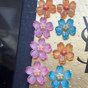 Blommor med platt baksida  - Akryl blommor med platt baksida 🌸🌸Lan användas för att exempelvis sätta på mobilskal,speglar annat att dekorera 💕 