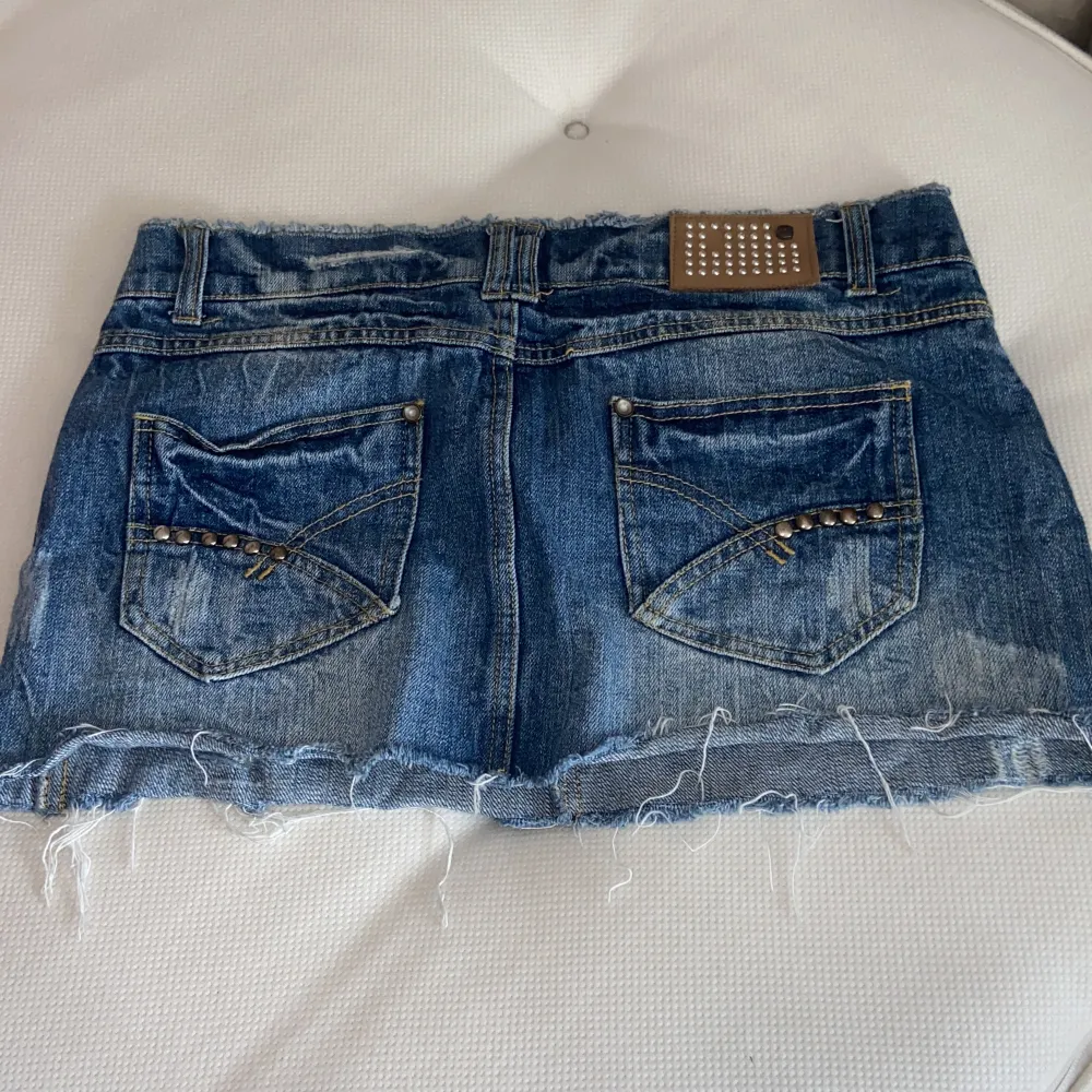 Jättefin jeans kjol med detaljer.  Säljer då den är för stor, aldrig använd  Storlek: S  Midjemått: 38x2. Kjolar.