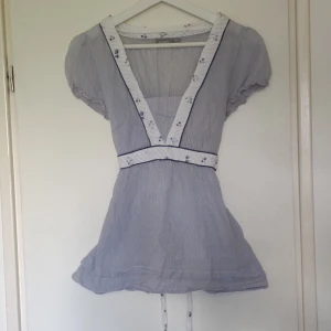 Supersnygg topp  - Topp från Lindex, storlek 36 💕 Kan bli knyten fram, och bakifrån 💕 