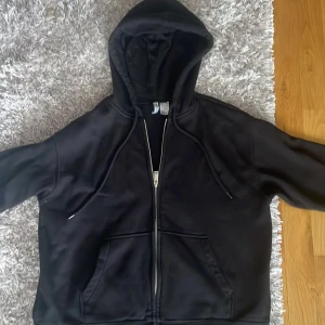 Zip up tröja  - Hej säljer en helt vanlig zip up tröja som blivit för liten skick 8/10 👍