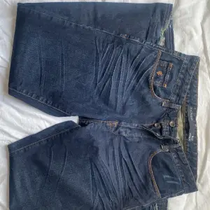 Ett par mörkblåa baggy jeans från märket RocaWear! Köpta secodhand men är i mycket bra skick, endast lite slitna i längst ner i slutet av byxan på baksidan.💌
