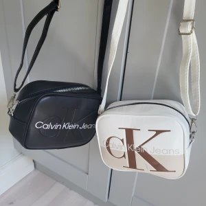 Axelväska CK - Axelväska CK bra till sommar 