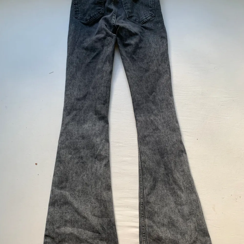 Säljer mina jeans från Gina tricot pga av för små. Ganska bra skick, lite slitna längst ner. Storlek 32. Midjemått rakt över 30cm❤️. Jeans & Byxor.