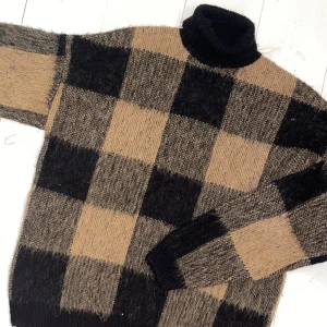 Stickad tröja - Större i storleken, brun och svart plaid. Mjuk och skön, skonsamt använd. 