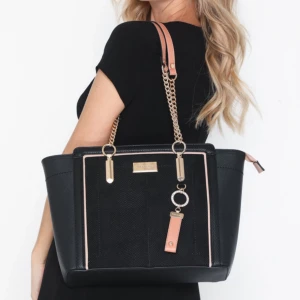 River Island Väska - Ren, nästan oanvänd, fin väska från River Island. originalpris 650kr