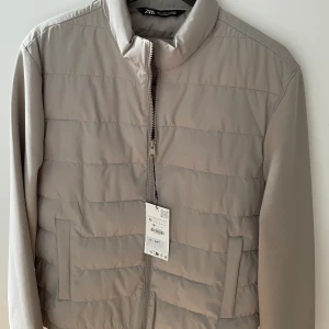 En bra sommar jacka från Zara  - En helt oanvänd jacka från Zara som är helt perfekt för sommar kvällarna. Perfekt färg när man har fått lite färg :) Som ni ser på bilderna är prislappen kvar där med är jackan oanvänd och skick 10/10 Ny pris 430kr Hör av er om ni har frågor. 