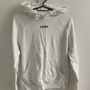 Hoodie - Vit hoodie som tyvärr aldrig kommer till användning och spenderar massa tid i garderoben. Den är sparsamt använd. 