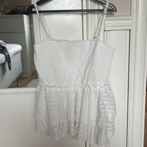 Vit volang linne - Vit volanglinne, aldrig använt. Banden går att justera. Skriv vid frågor!💓