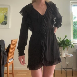 Klänning från zara - Säljer denna fina klänning med volanger🥰 super bra skick då den endast är använd 2 gånger☺️