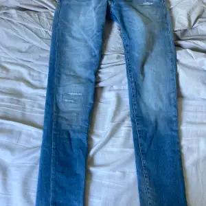 Ett par riktigt feta jeans från jack and jones. Modellen är slim glenn med en najs tvätt. De har lite slitningar också. Storlek är 29/32