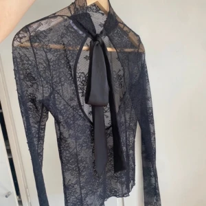 Spets topp - Topp från Zara i svart spets. Knappt använd och i fint skick! 