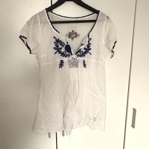 Vitt blus 💗 - Lite sliten men jätte snygg, använd ett antal gånger. 