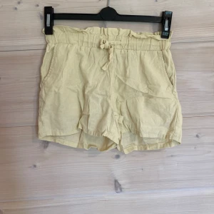 Svala och sköna sommarshorts - Fina sommarshorts Barnkläder mycket fint skick Svalt och bra tyg Ljusgula