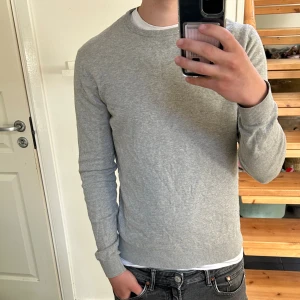 Massimo dutti tröja grå - Säljer den här tröjan som är ifrån Massimo dutti. Perfekt till o ha på kvällarna. Den har ett bra skick. Hör av dig vid funderingar!