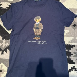 Ralph lauren t-shirt - Använd sällan, bra skick utan defekter.  Pris kan diskuteras 