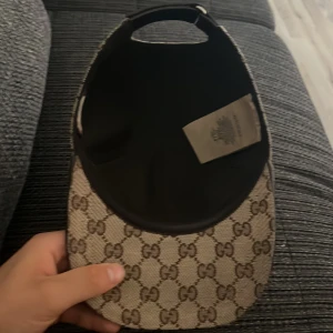 Gucci keps ny skick inga skador allt haft i ungefär 2 månader  - Nu skick storlek s beige färg 