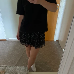 Blommig kjol - Supersöt kjol från H&M i strlk xs, 120kr💗