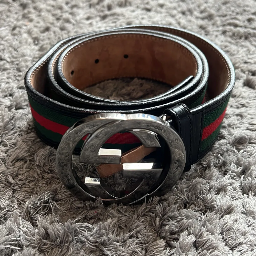 Fint skick Har ett extra hål enligt bild Köpt i Gucci butik. Accessoarer.