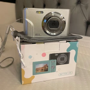 Digital Kamera - I princip oanvänd digitalkamera utan defekter! Laddare samt liten skyddspåse skickas med, ej minneskort. Nypris: 789kr