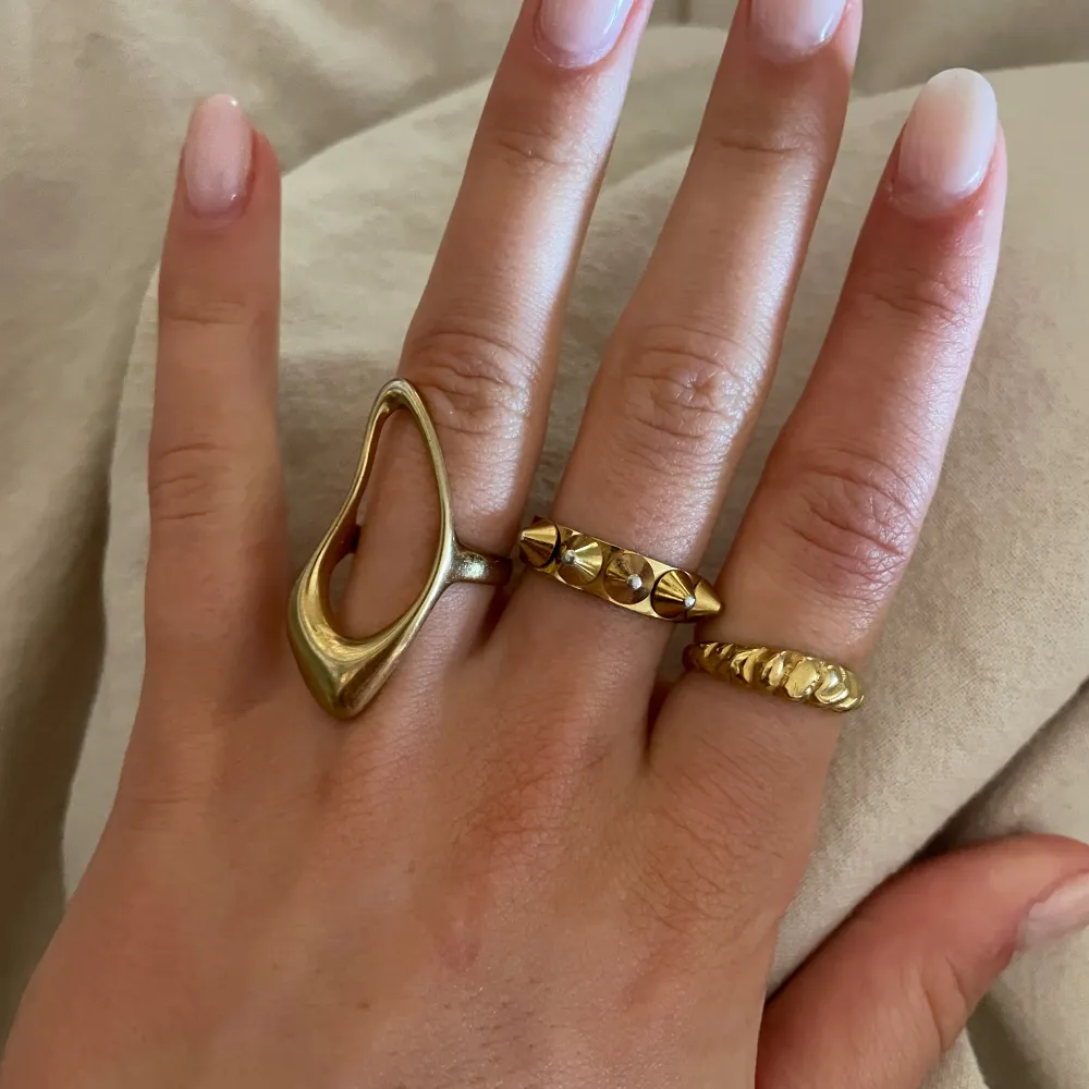 Så fin Edblad ring men tyvärr kommer den inte till användning!! Den är i storlek 16.80. Ringen är använd så de finns lite tappad färg men inget man märker av💕😊🙌💖💖Pris går att diskutera . Accessoarer.