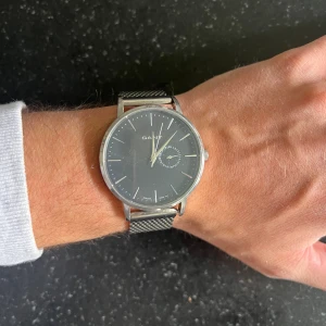 Gant klocka - Hej!  Säljer min Gant klocka, sparsamt använd.  Har en köpt en ny länk till den i rostfritt stål, också från Gant för ett komplett set.  Funkar fint men behöver ett batteribyte.  Kan postas!  Hälsningar//  Ludvig
