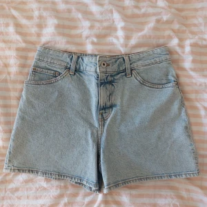 Jeansshorts - Ljus denimblå jeansshorts från H&M i storlek 38! Säljer då de aldrig kom till användning :)