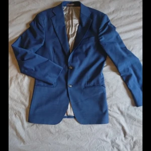 Kavaj - Hej! Säljer en kavaj från Oscar Jacobson i storlek 44, kavajen är endast använd vid ett tillfälle och har inga defekter, vid intresse skickar jag mått och fler bilder 😊