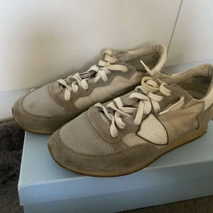 Philippe Model - Philippe model skor Tja säljer nu mina sjukt snygga philippemodel skor. Använda en del men fortfarande fräscha bara smutsiga Strl 41. Nypris 3599kr! Dustbag och box medföljer! Bara att fraga vid eventuella funderingar mvh