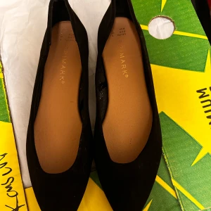 Svarta ballerinaskor  - Svarta spetsiga ballerinaskor från Primark, storlek 38, jättesköna. Fint skick. 