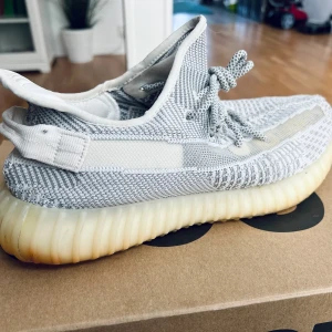 Yeezy 350 Static non reflective - Säljer nu mina yeezys. Använda men fortfarande riktigt fina. Strlk 45 1/3 men passar även 44 vilket jag är.    Ett av skosnörenas topp är lite konstig. Syns på bild. Men bara på en av skorna. Förstör varken funktionen och syns knappt