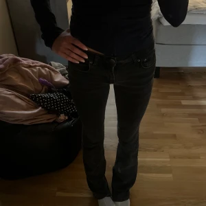 Svarta zara jeans  - Säljer mina lågmidjade jeans då de inte kommer till användning längre💞 Super fina och jättebra skick!