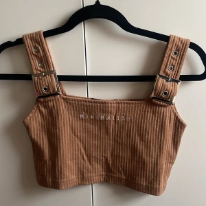 Topp minimalist - Magtröja, aldrig använd så ny och bra skick. Från missguided. Mjukt material