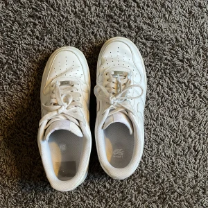 Air Force 1 - Hej! Jag säljer ett par air Force 1. Jag säljer dom i mycket bra pris och det är inte jätte använda. De är samtidigt inte jätte nya men vissa tycker om när skorna inte glänser av att de är så vita.  Dessa skor är snygga och sticker inte ut för mycke