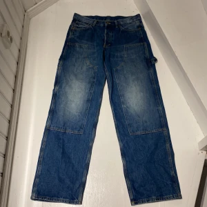 Carpenter jeans  - Snygga carpenter jeans från weekday, passar baggy och storlek 30. Använda Max 2 gånger så är i nära till ny skick. Nypris 700. 