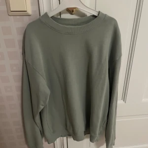 Sweatshirt - Jätte fin sweatshirt i sage green, fint skick 