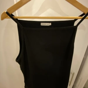 Svart linne från STOCKH LM - Ett svart linne i lite tjockare material från STOCKH LM som är köpt för 2 år sedan. Älskade detta limmet under sommaren men tyvärr använder jag den ej längre, på grund av att jag ej använder linnen så mycket längre. 