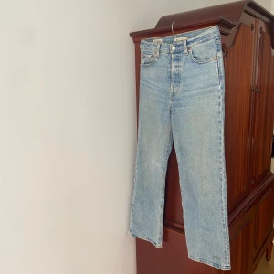 Levis Ribcage i fint skick - Säljer mina ribcage straight från Levis då dom blivit för små.  I fint skick.  Modellen är den med ankellånga ben. 