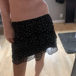 Kjol från hm - Najs kjol till sommaren med små blommor på💞