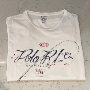 Ralph Lauren T-shirt  - Säljer nu denna asfeta Ralph Lauren T-shirt i ett väldigt bra skick! Storleken är M men kan passa S med! Nypris ligger på ca 999kr❌ mitt pris endast 249kr✅ Hör av dig vid minsta lilla fundering 🙂😊