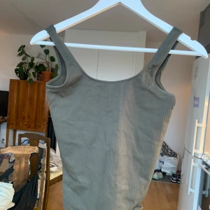 Träningslinne - Träningslinne från Aim’n. Använt fåtal gånger. Fint skick. Har tyvärr tagit bort storlekslappen då den kliade men TROR att det är en XS, kan även passa S. 💚