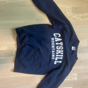 College tröja - Säljer min mörkblå college tröja eftersom jag växt ur den. Stl S