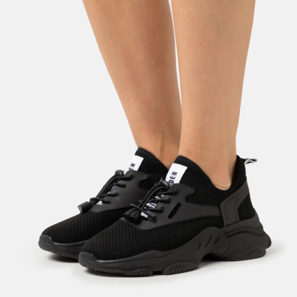 Svarta Steve Madden sneakers i stlrk 38. Dock är de små i storleken så de skulle passa bäst om du har strlk 36/37 Använt cirka 3 ggr, dock för små för mig. Nyskick.. Skor.