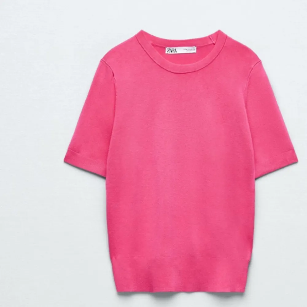Säljer en stickad rosa topp från zara använd ett fåtal gånger men ser ut som ny . T-shirts.