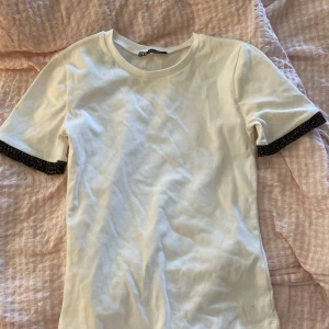 vit zara t shirt  - Vit t shirt från zara med detaljer i ärmarna , S men passar mindre  