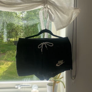 Nike shorts - Nike shorts, knappt använda! Bra skick! Då jag säljer för de inte passar mig! Har ingen bestämt pris så skriv gjärna om ni har något förslag, annars får vi komma överens om något pris!