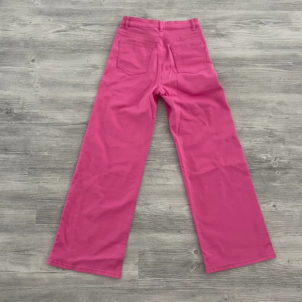 säljer dessa rosa högmidjade jeans från HM som inte längre går att köpa, säljer då de inte kommer till användning💕. Jeans & Byxor.