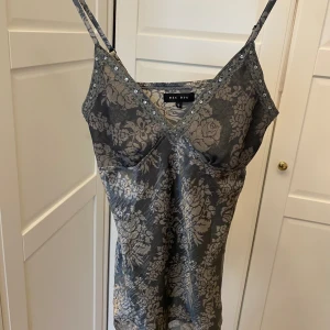 Festtopp - Supercool och snygg topp, vintage från Bik Bok. Toppen är i storlek S och är min mammas gamla, dvs går ej att få tag på längre hos Bik Bok! Ascool verkligen🩶