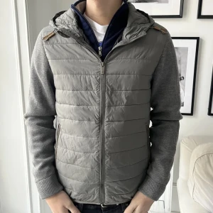Massimo dutti Cardigan herr  - Massimo dutti Cardigan herr Eftertraktad som ej säljs längre     I mycket fint skick storlek L  Passar mig på 184cm 