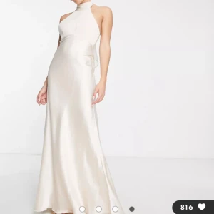 Vit / ljusrosa långklänning - Säljer en långklänning från Asos Design. Aldrig använd då jag köpte föera alternativ. Storlek 36. Skjlle säga att den är mer ljusrosa i verkligheten. Kan självklart skicka egen tagna bilder om det skulle önskas💗 Nypris: 1069kr säljer för: 300 kr