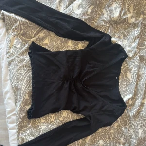 Svart tröja  - Jätte söt svart tröja med fina detaljer. Sitter ungefär som S/Xs. 🥰